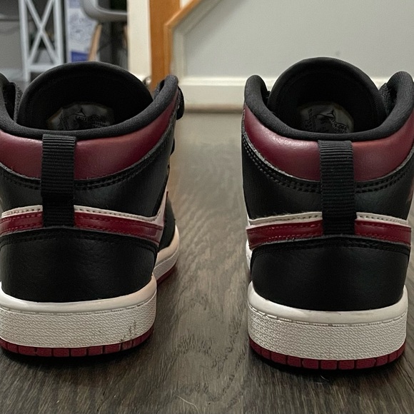 Air Jordan 1 Mid Youth 1 - Picture 2 of 5